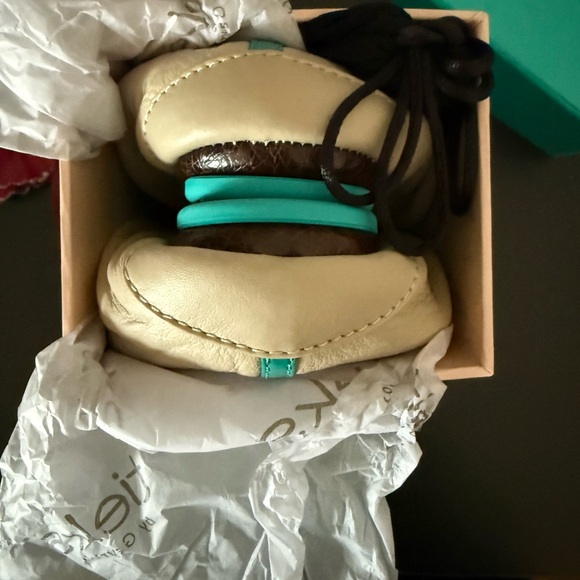 Tieks Turquoise Box with Maroon Flower - Picture 2 of 3